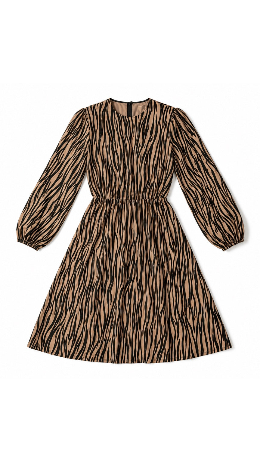 KMW 2527 Beige Black dress flatlay